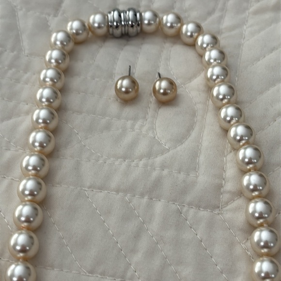 Elegant Pearl Necklace and Earring Set with magnetic clasp! - Picture 2 of 6